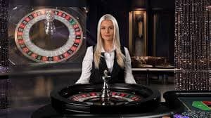 Người chơi Việt Nam chơi bắn cá và bài tại sảnh game fv88 trên điện thoại